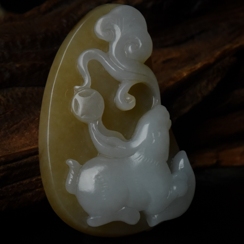 天然俏色和田玉灵兔献瑞吊坠-红掌柜