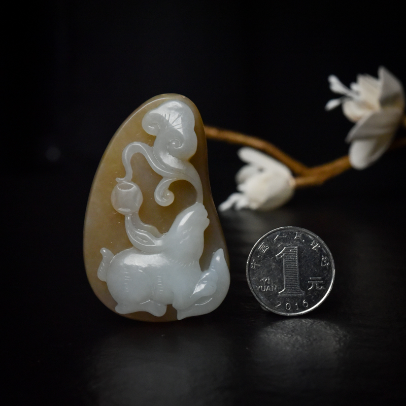 山料俏色和田玉吊坠-红掌柜