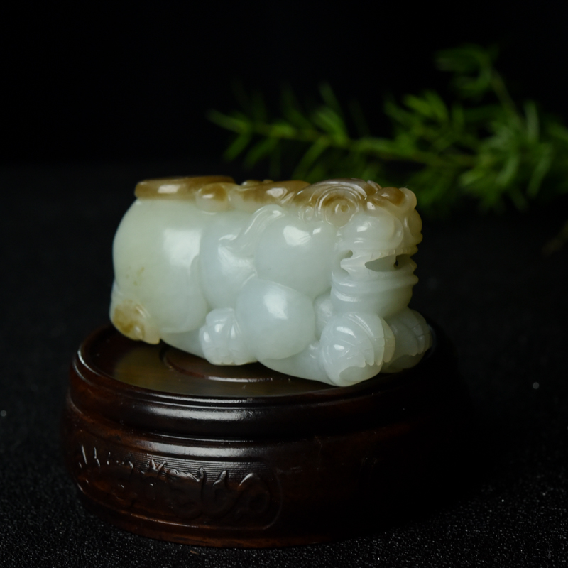 山料俏色和田玉貔貅手把件-红掌柜