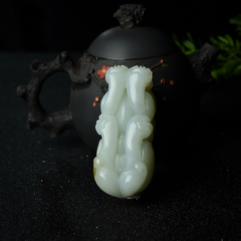 山料俏色和田玉手把件-红掌柜