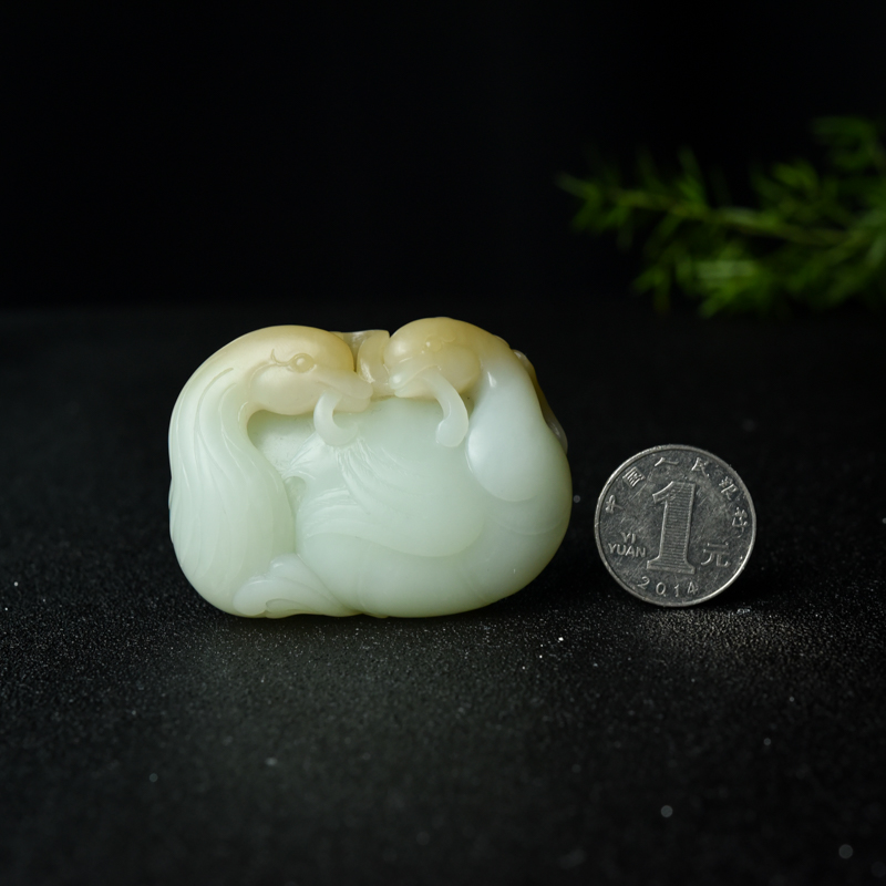 俏色和田玉手把件-红掌柜