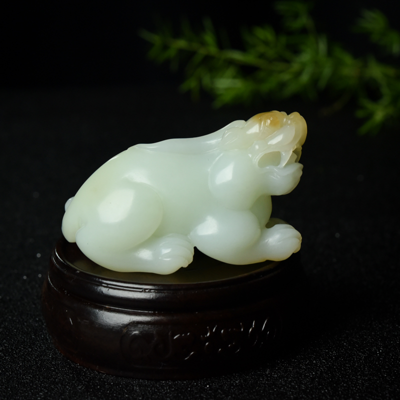 山料俏色和田玉貔貅手把件-红掌柜