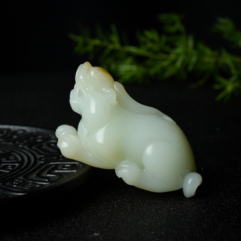 俏色和田玉貔貅手把件-红掌柜