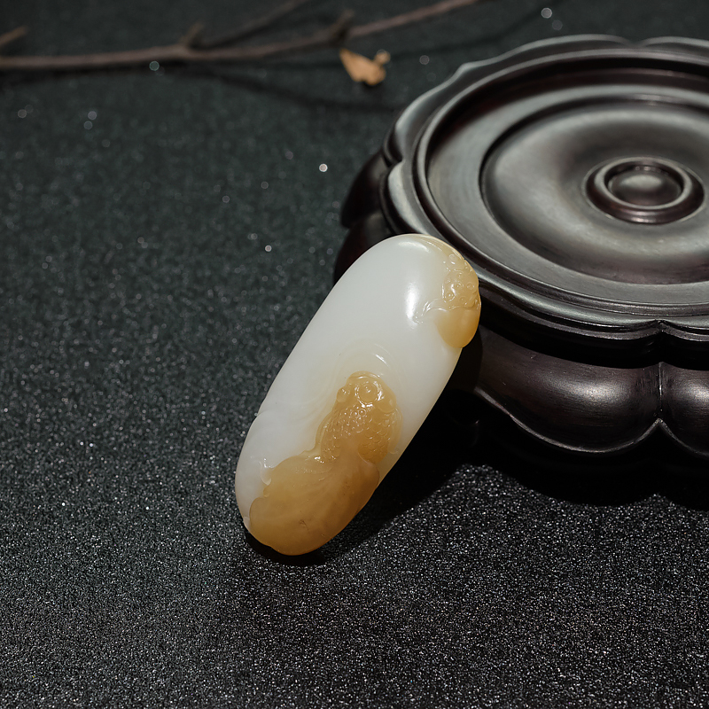 俏色和田玉连年有余吊坠-红掌柜