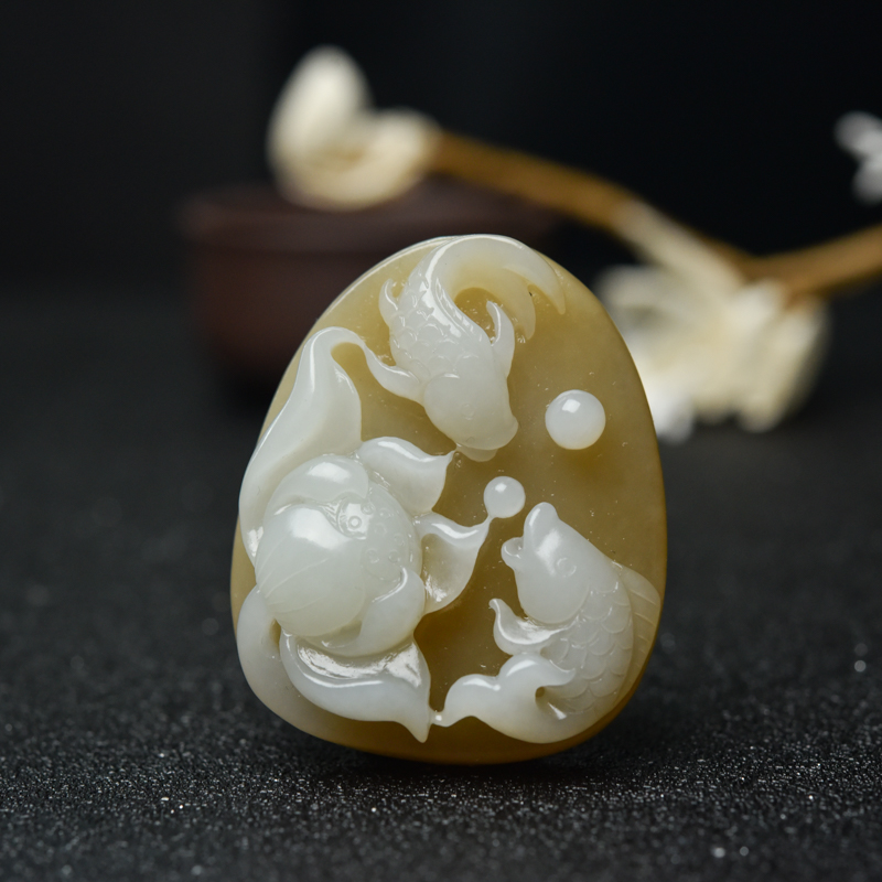 天然山料俏色和田玉连年有余吊坠-红掌柜