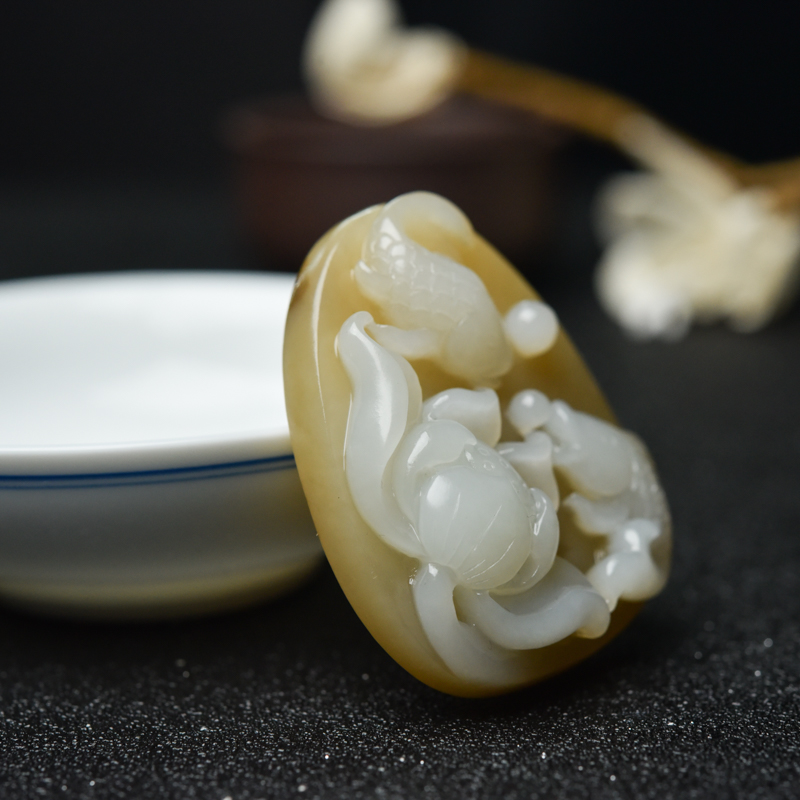 山料俏色和田玉连年有余吊坠-红掌柜