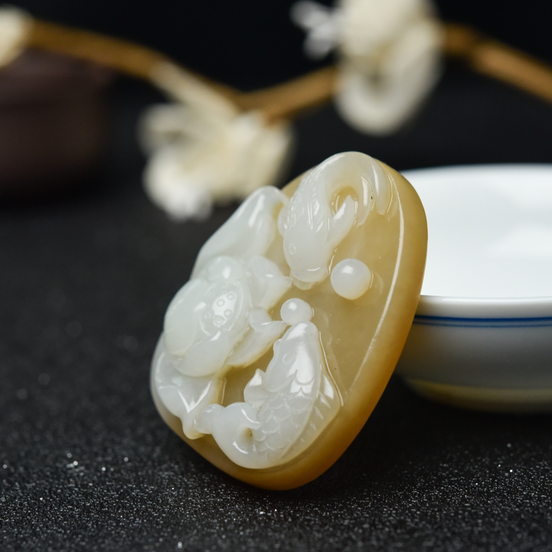 天然俏色和田玉连年有余吊坠-红掌柜