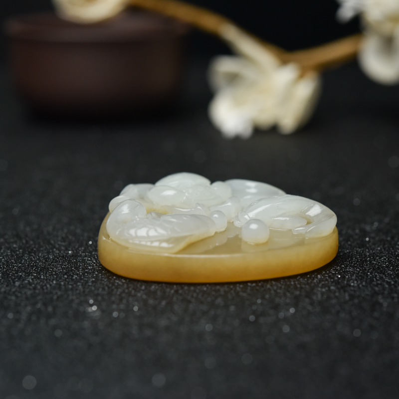 俏色和田玉连年有余吊坠-红掌柜