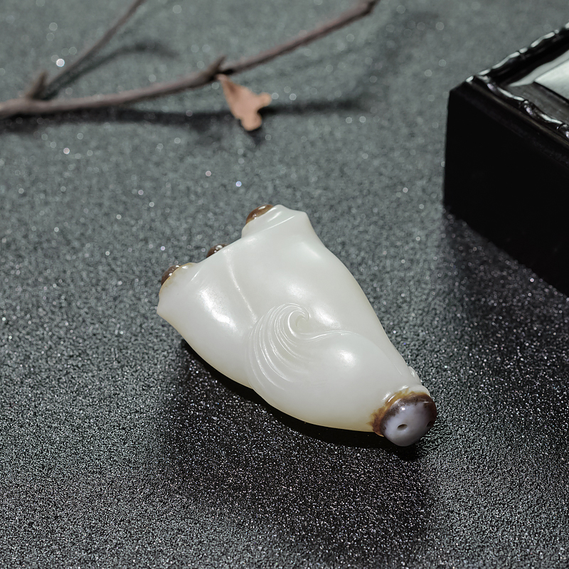 俏色和田玉吊坠-红掌柜