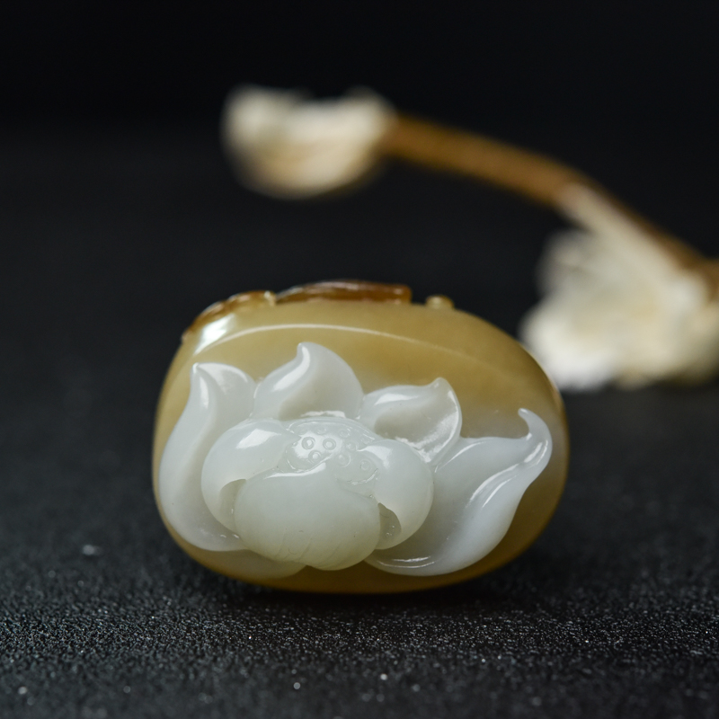 山料俏色和田玉连年有余吊坠-红掌柜