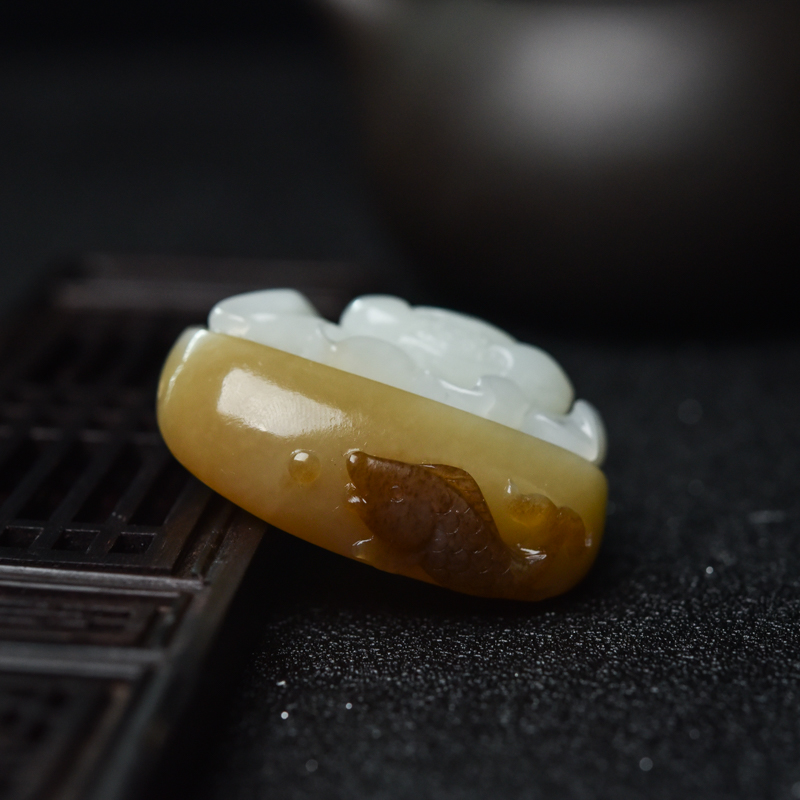 俏色和田玉连年有余吊坠-红掌柜