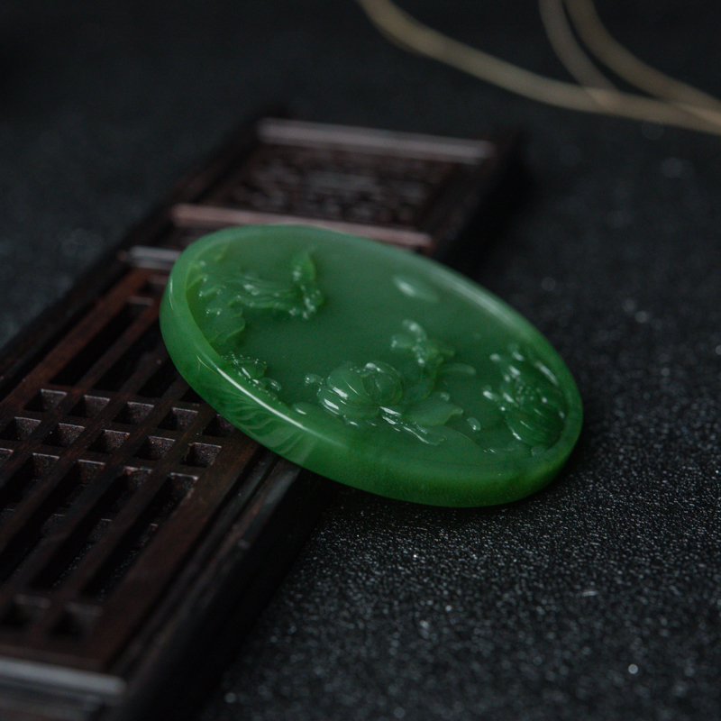 天然山料和田碧玉亭亭玉立吊坠-红掌柜