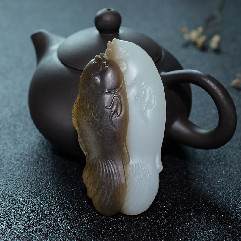 天然山料俏色和田玉年年有余吊坠-红掌柜