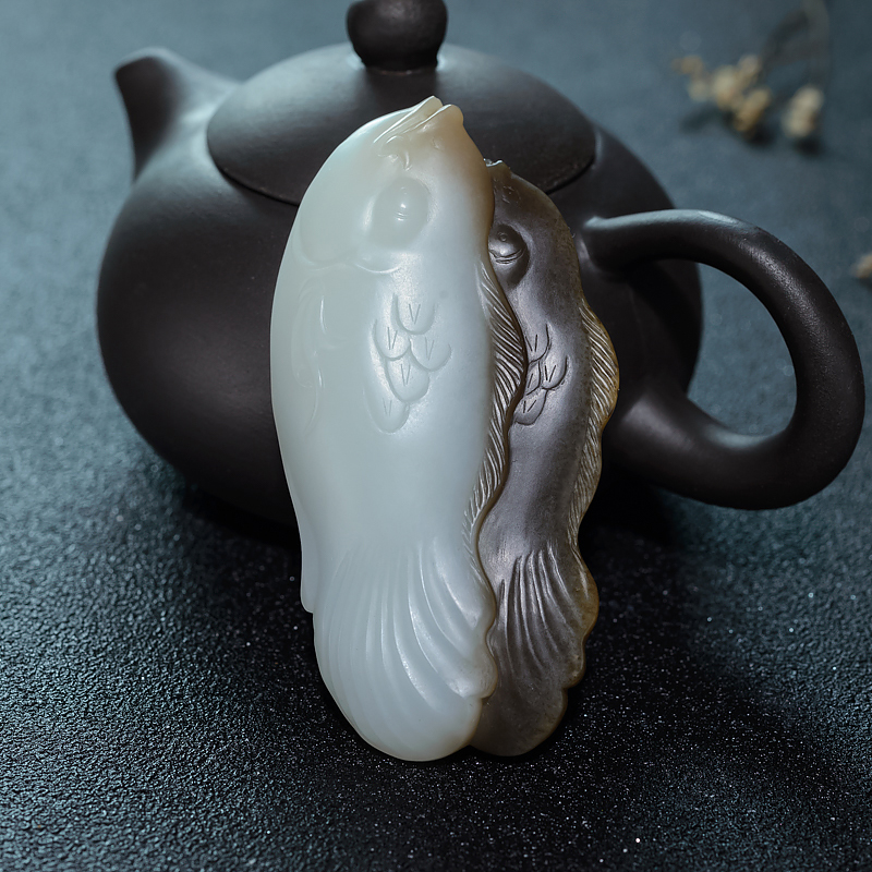 天然山料和田玉年年有余吊坠-红掌柜