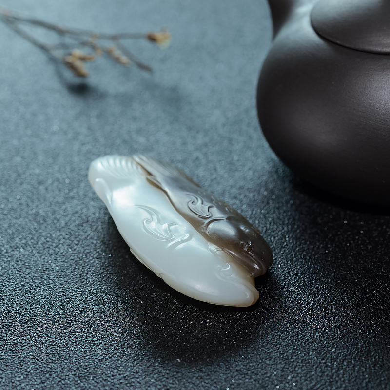 俏色和田玉年年有余吊坠-红掌柜