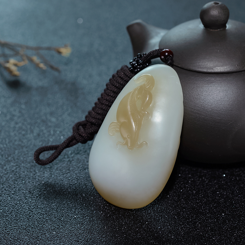 山料俏色和田玉年年有余吊坠-红掌柜