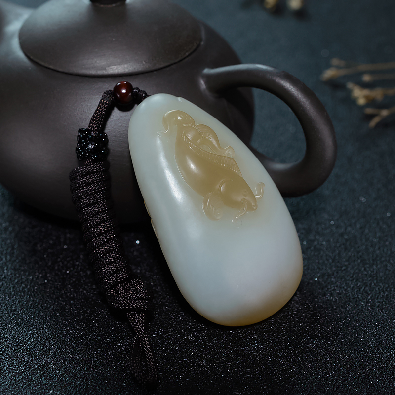 天然俏色和田玉年年有余吊坠-红掌柜