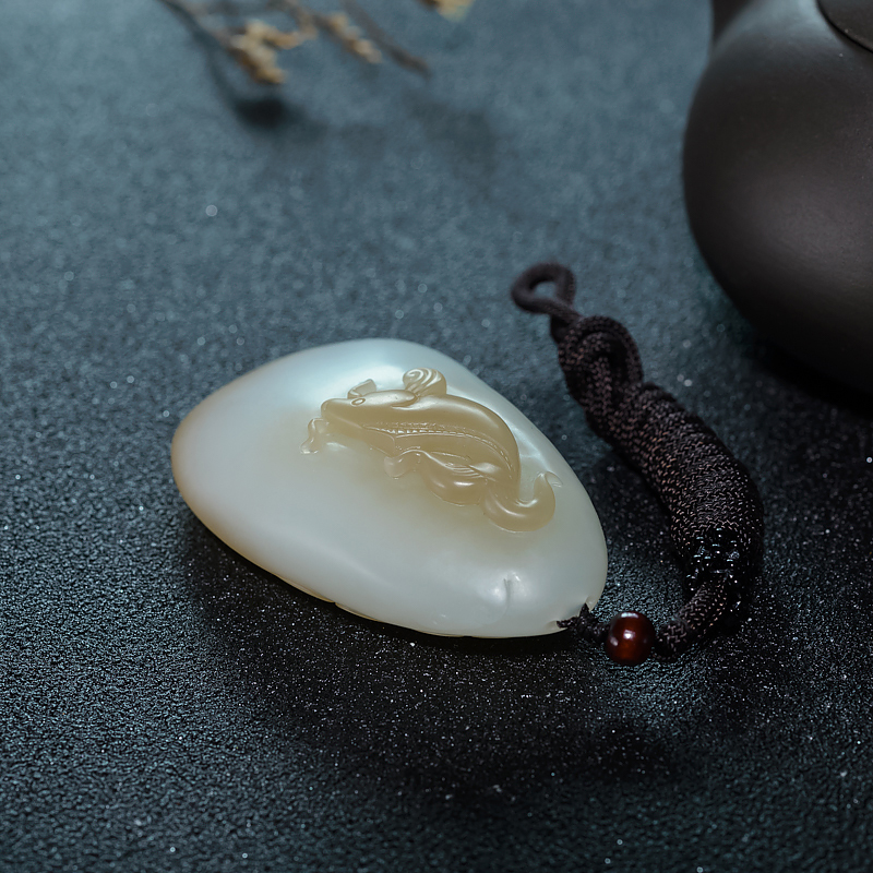 俏色和田玉年年有余吊坠-红掌柜