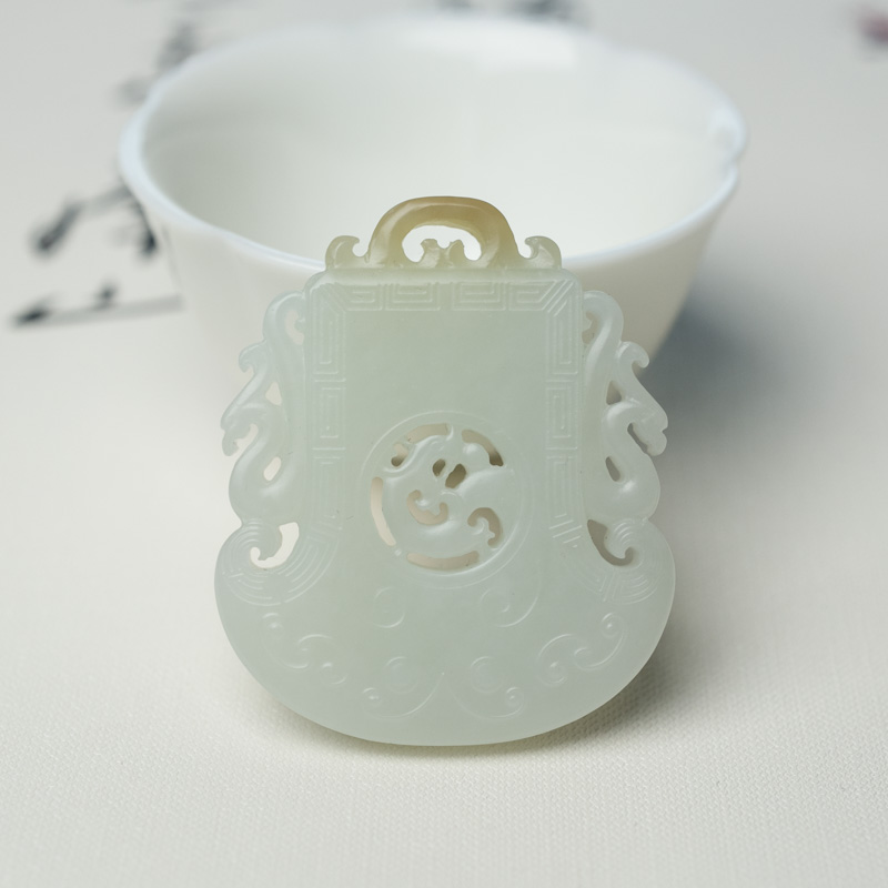 天然山料俏色和田玉府上有龙吊坠-红掌柜