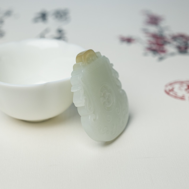 天然俏色和田玉府上有龙吊坠-红掌柜