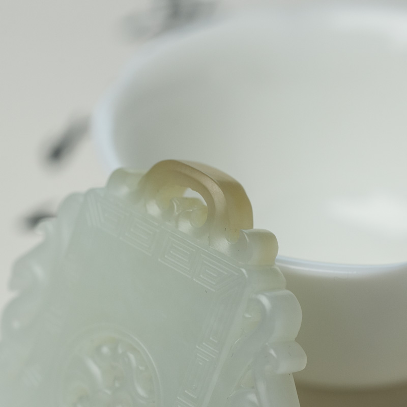 天然山料俏色和田玉吊坠-红掌柜