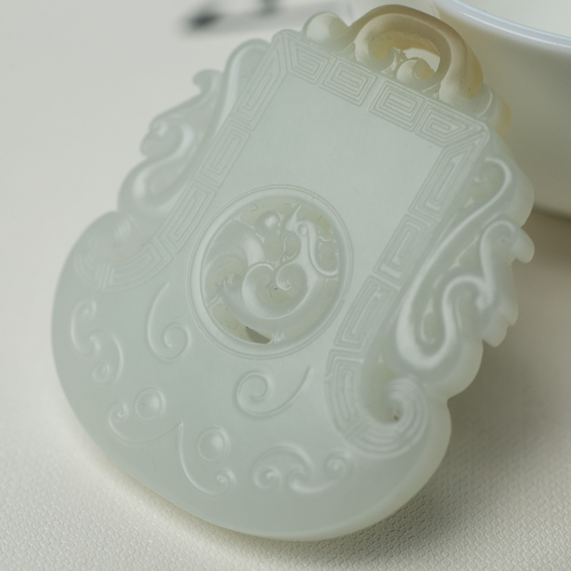 俏色和田玉府上有龙吊坠-红掌柜