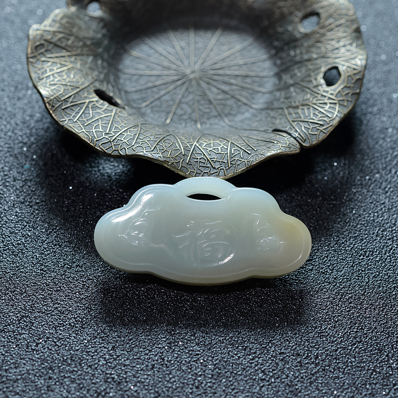 和田玉福在眼前锁吊坠-红掌柜