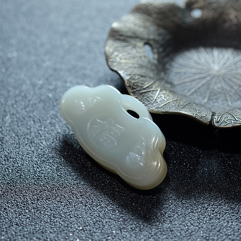 俏色和田玉福在眼前锁吊坠-红掌柜