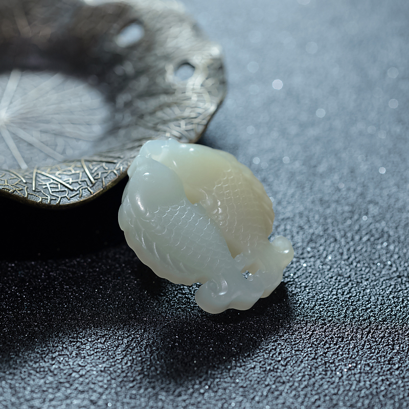 天然俄罗斯山料和田玉年年有余吊坠-红掌柜