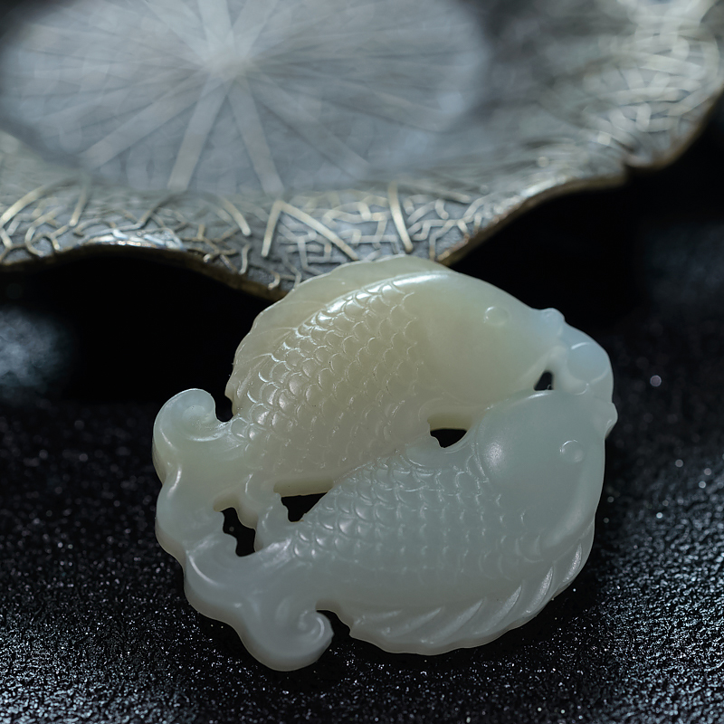 天然山料俏色和田玉年年有余吊坠-红掌柜