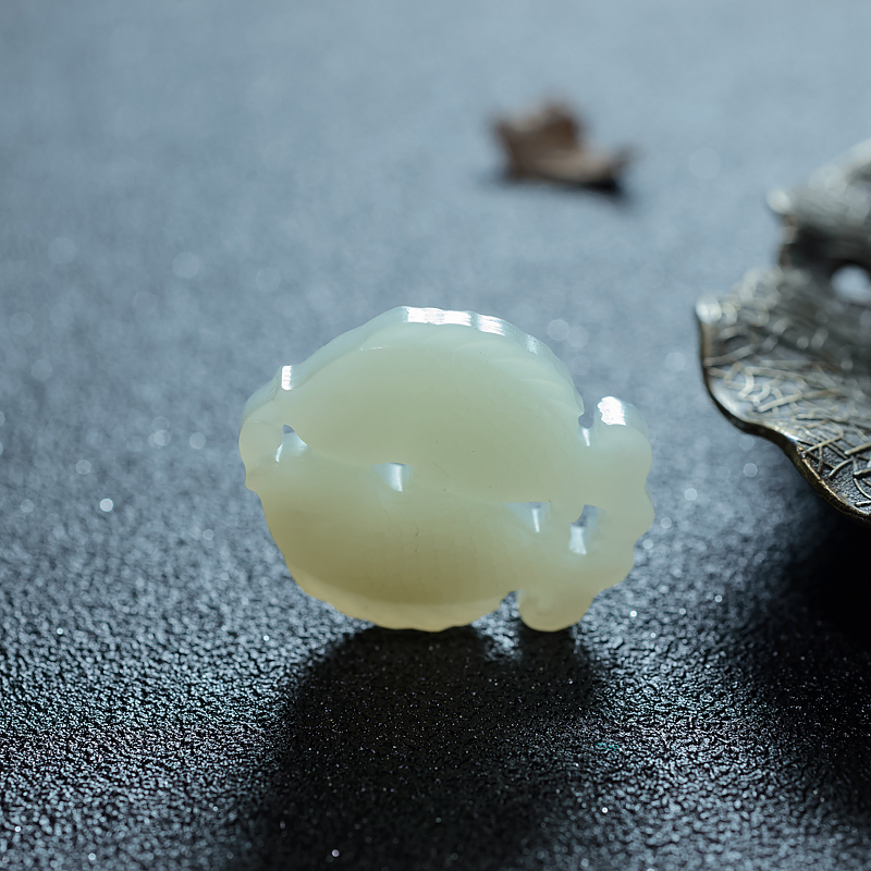 俄罗斯山料俏色和田玉年年有余吊坠-红掌柜