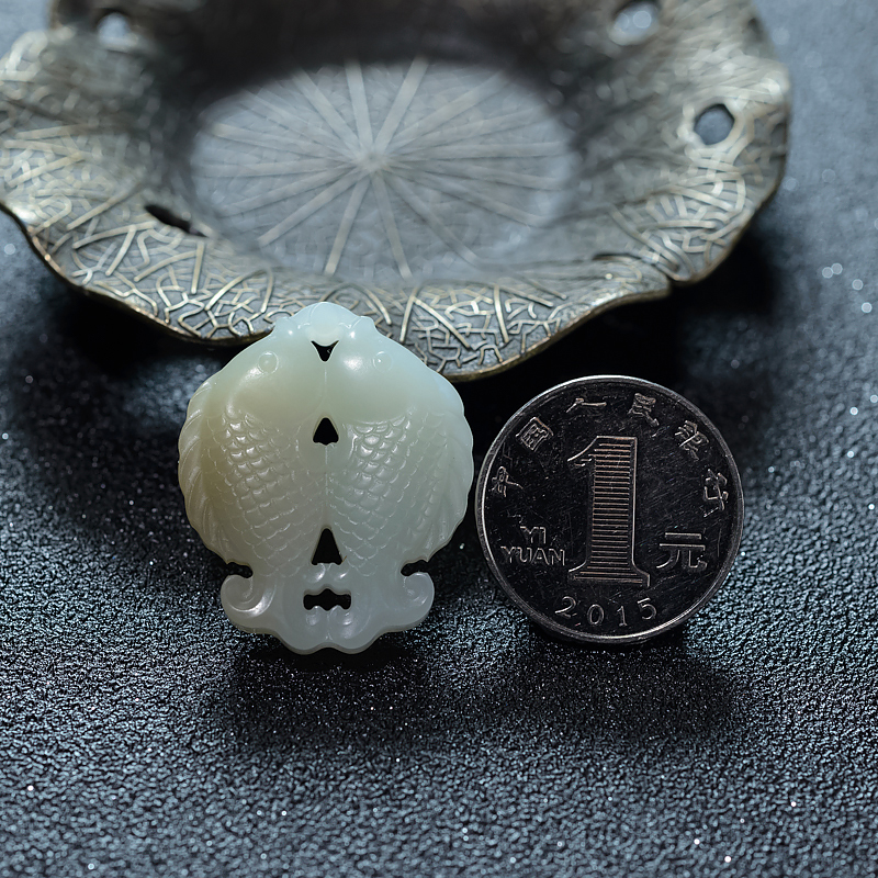 天然俄罗斯山料俏色和田玉年年有余吊坠-红掌柜