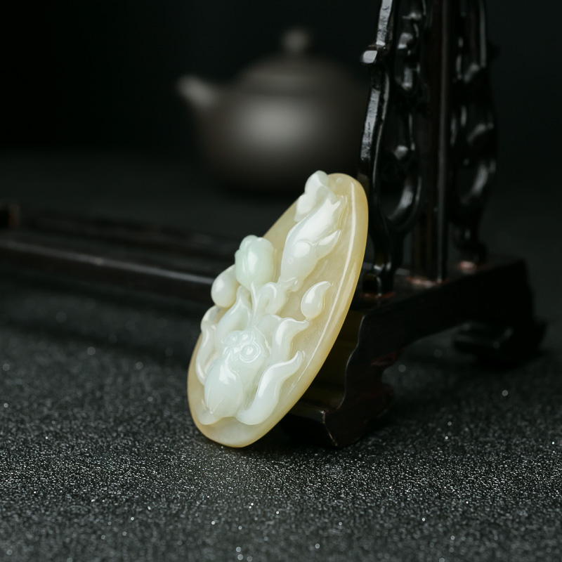 山料俏色和田玉连年有余吊坠-红掌柜