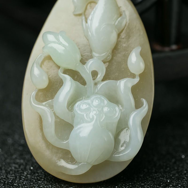 俏色和田玉连年有余吊坠-红掌柜