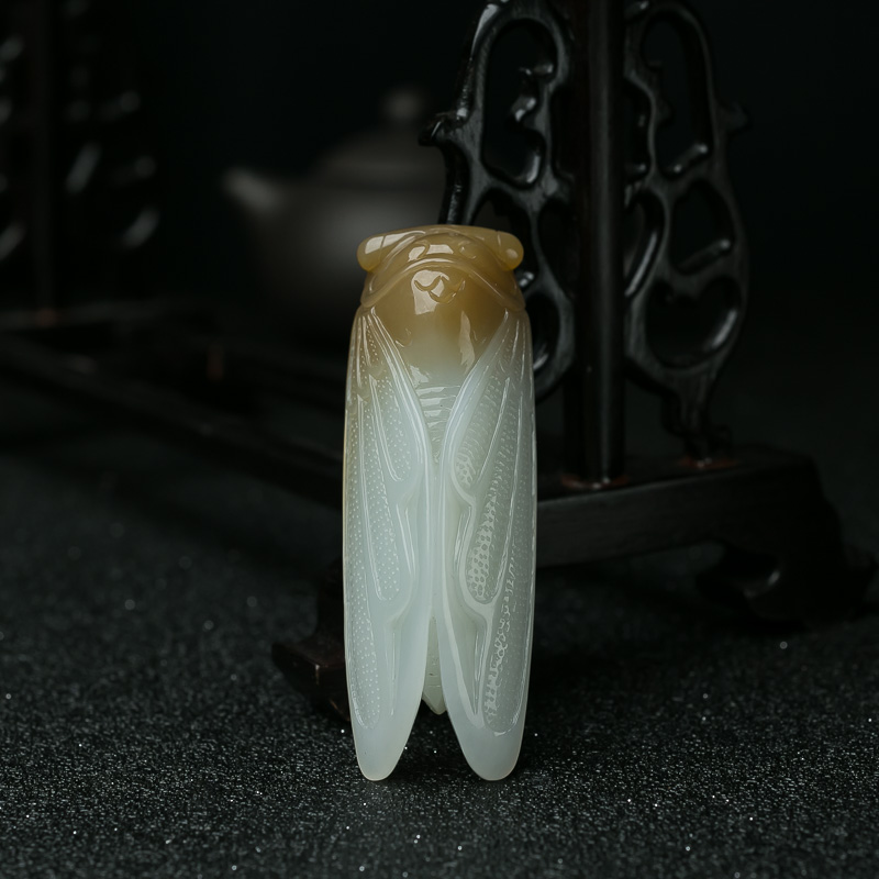 天然山料俏色和田玉一鸣惊人吊坠-红掌柜