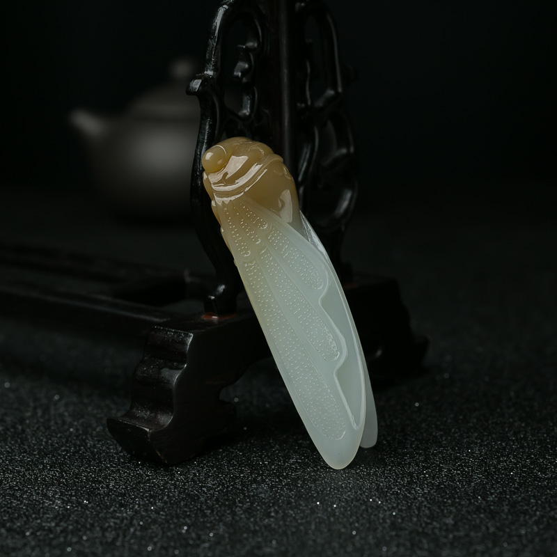 天然俏色和田玉一鸣惊人吊坠-红掌柜