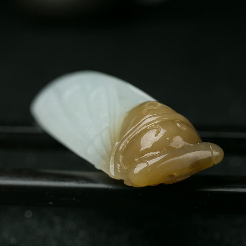 俏色和田玉一鸣惊人吊坠-红掌柜