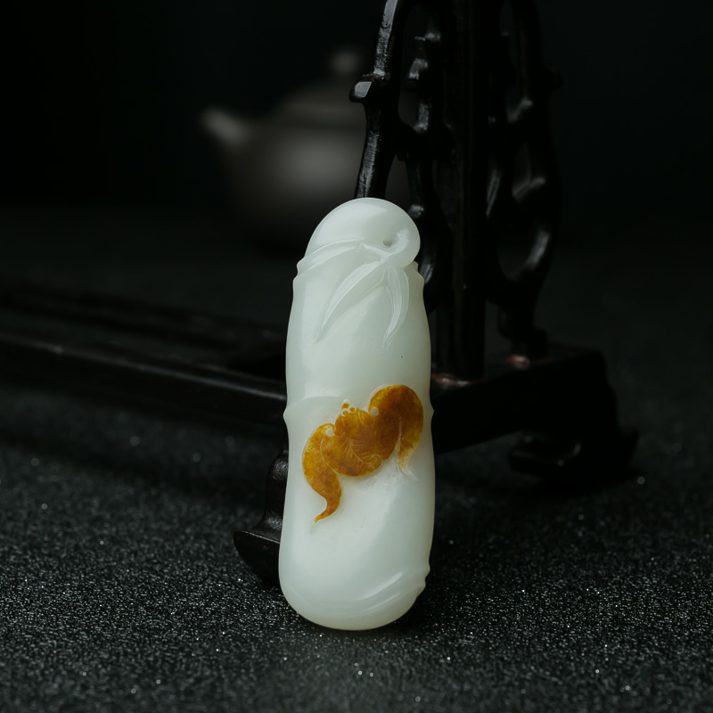 天然山料俏色和田玉祝福吊坠-红掌柜