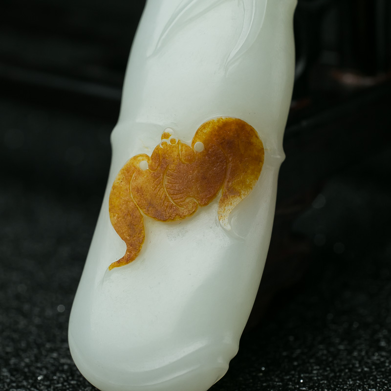 俏色和田玉祝福吊坠-红掌柜