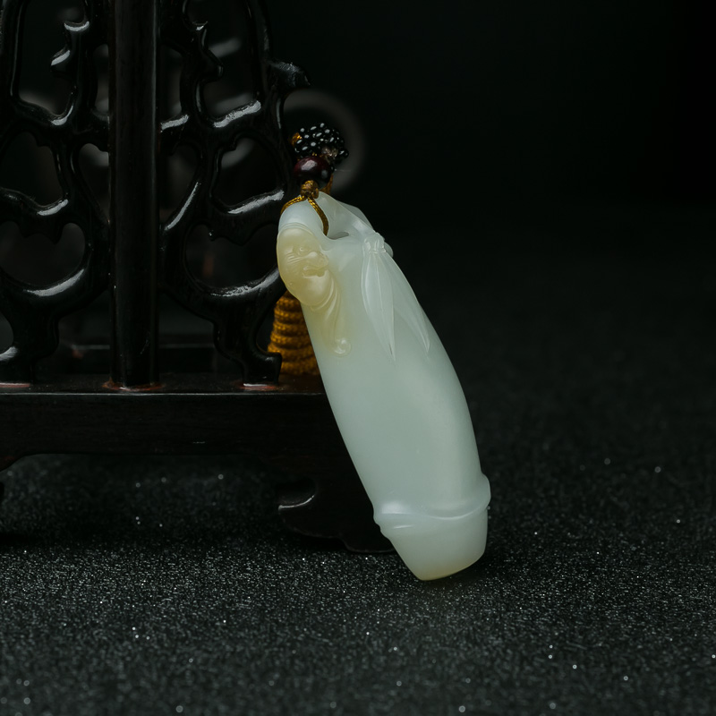天然俏色和田白玉祝福吊坠-红掌柜