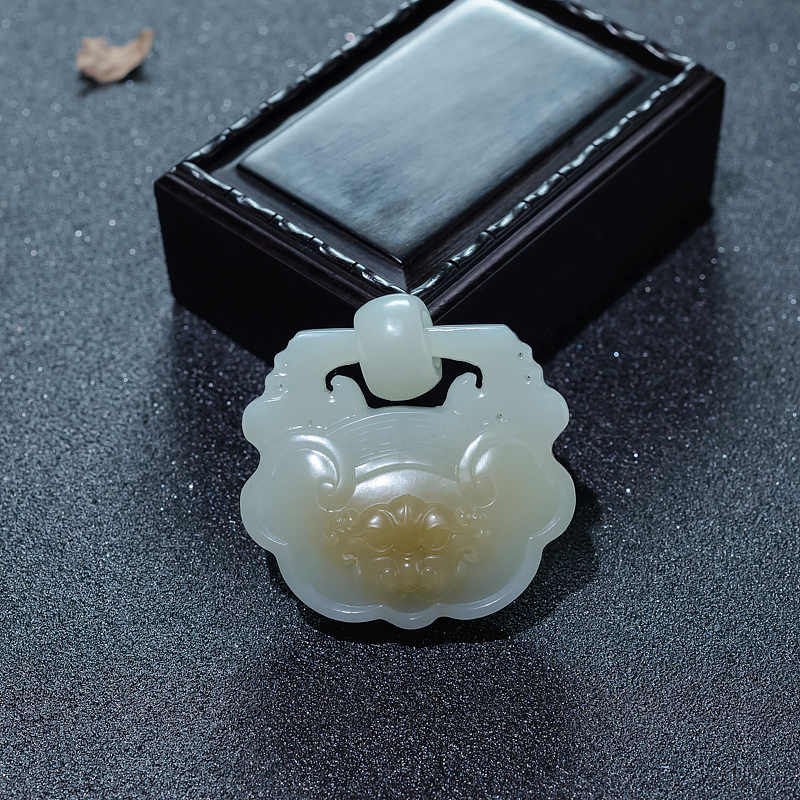 俄罗斯天然山料俏色和田玉兽头锁吊坠-红掌柜