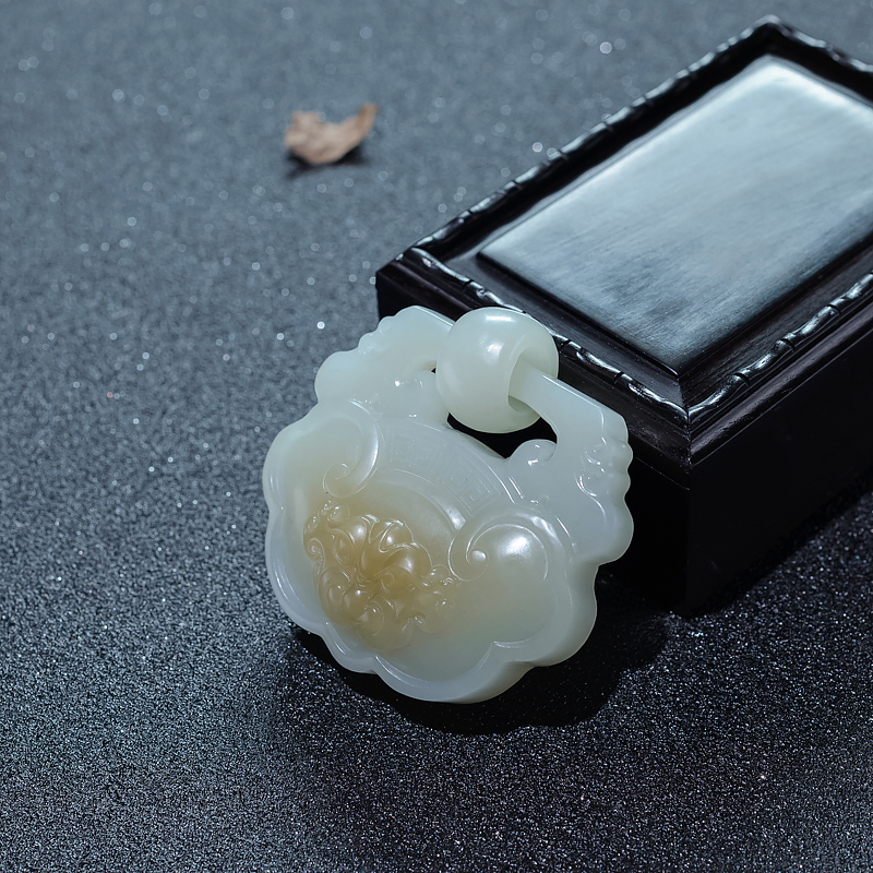 天然山料俏色和田玉兽头锁吊坠-红掌柜