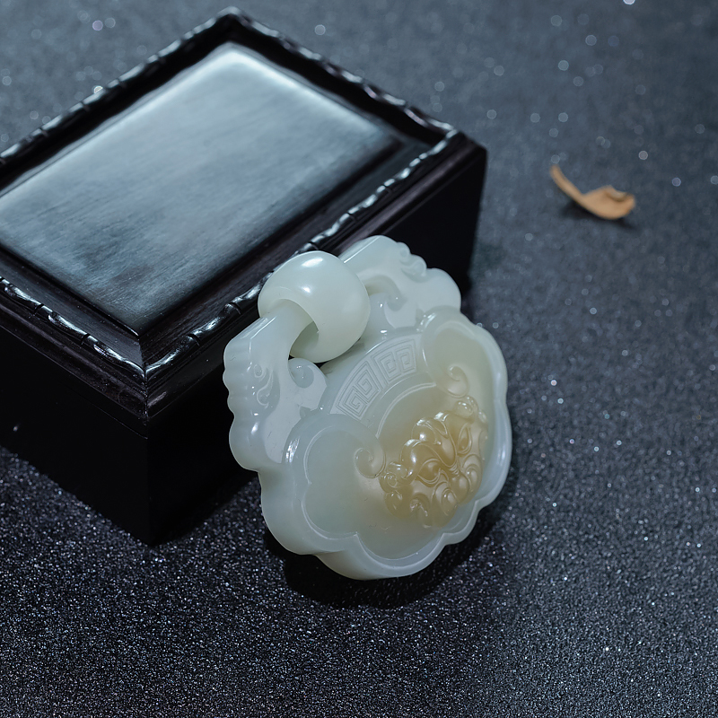 俄罗斯山料俏色和田玉兽头锁吊坠-红掌柜