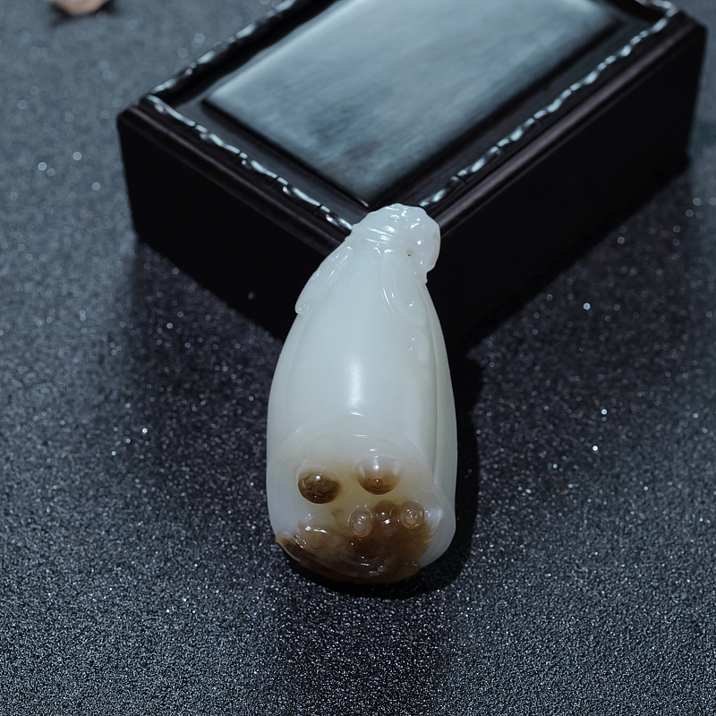 俄料天然山料俏色和田玉连年有余吊坠-红掌柜