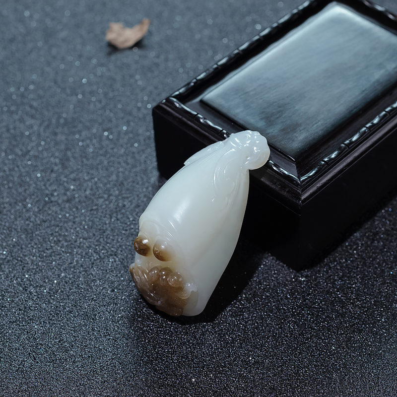 天然山料俏色和田玉连年有余吊坠-红掌柜