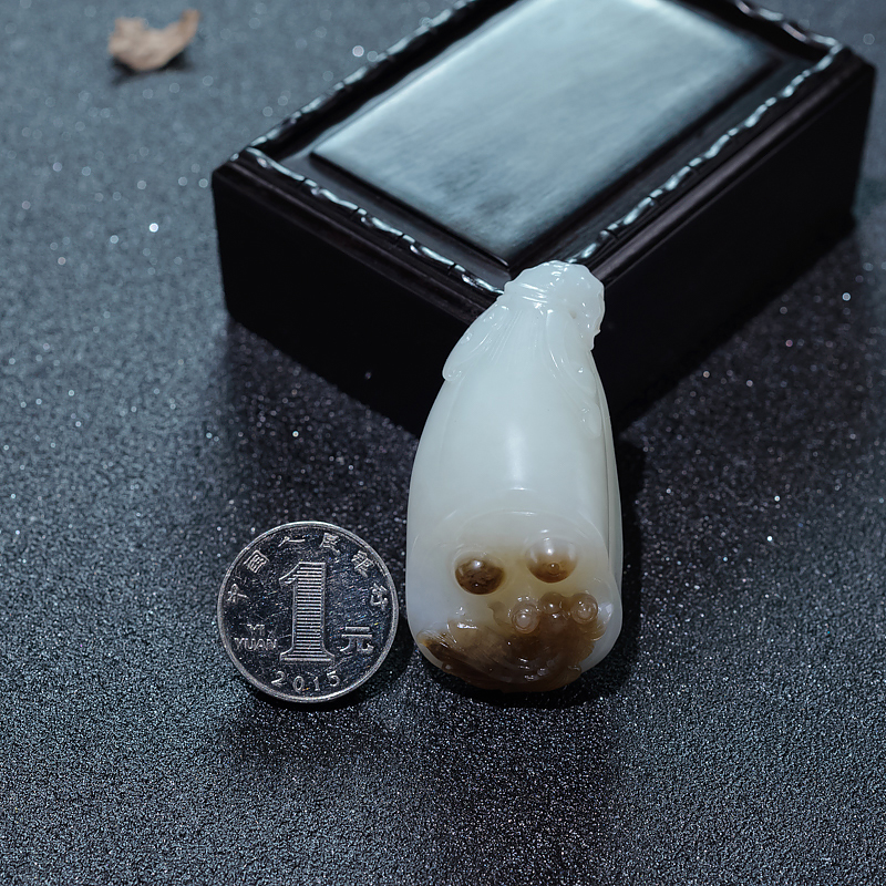 俏色和田玉连年有余吊坠-红掌柜