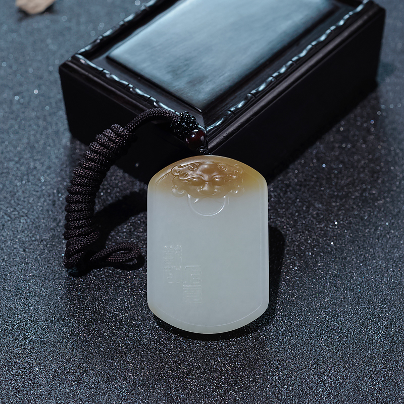 俄料天然山料俏色和田玉兽头吊坠-红掌柜