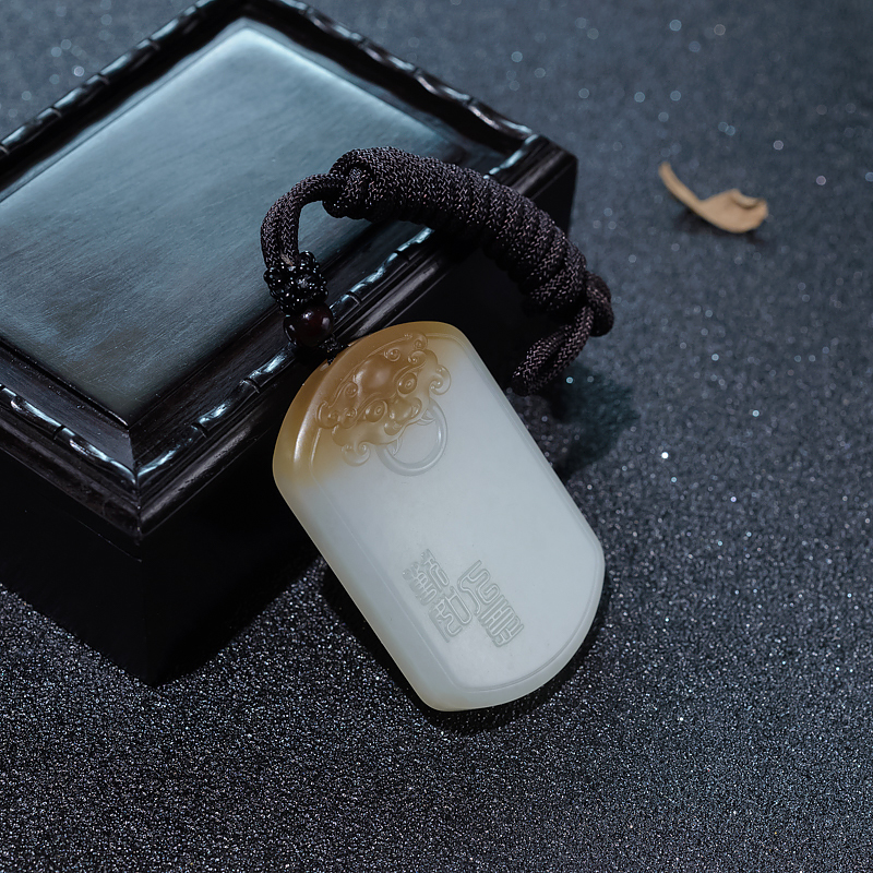 俄料山料俏色和田玉兽头吊坠-红掌柜