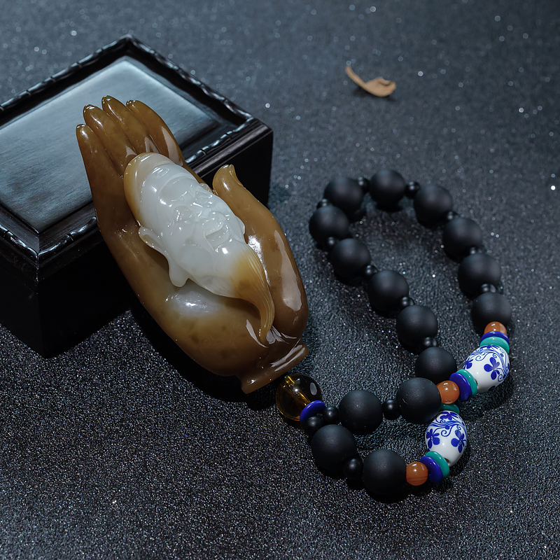 天然俏色和田玉伸手有财手把件-红掌柜