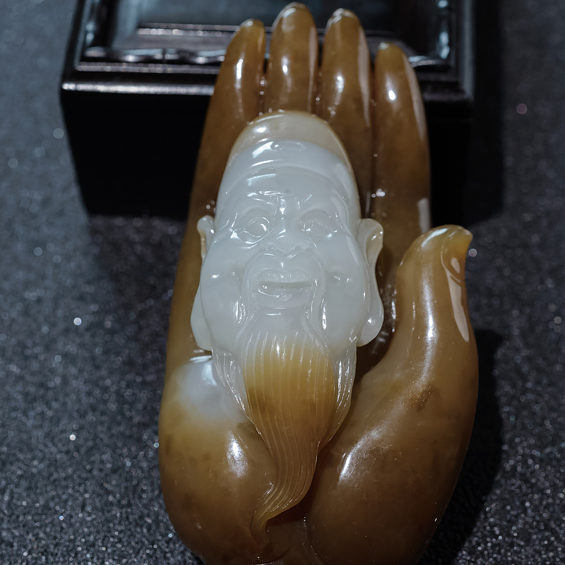 天然山料俏色和田玉手把件-红掌柜